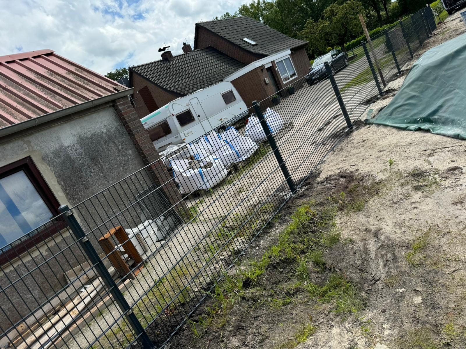 Doppelstabmattenzaun kombiniert mit WPC Sichtschutz montiert von Zaunonkel GmbH